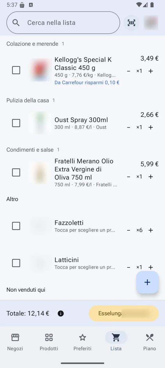 La lista letta in un negozio: le righe divise per reparto, sotto una riga la scritta che dice in quale altro negozio costa meno e quanto si risparmia, in fondo le cose che quel negozio non vende e il totale.